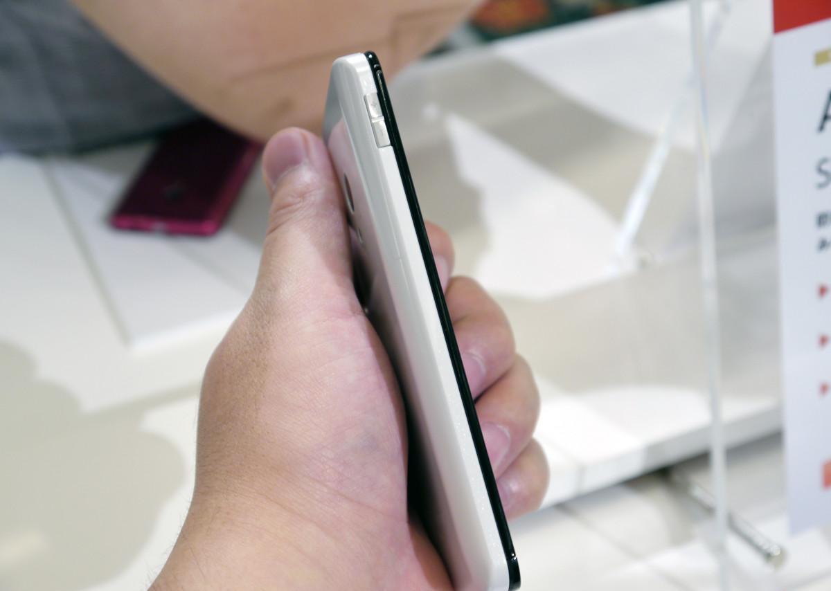 秒杀iPhone5S 夏普推出全球最精细屏幕智能手机